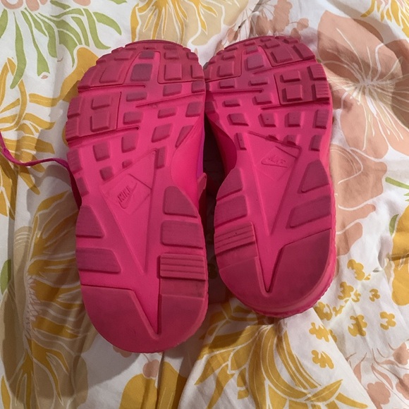 NIKE - Picture 2 of 4